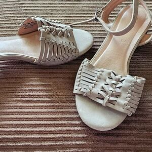 Cream colored sandals size 6